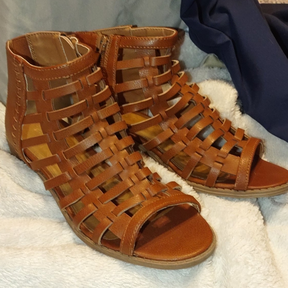 Brand New Girls sz 3.5 Roman Brown Sandals